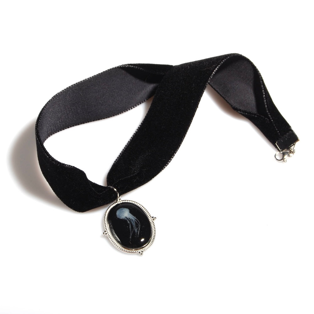 choker in velluto nero con pendente con medusa marina inglobata sotto resina, visto dall'alto