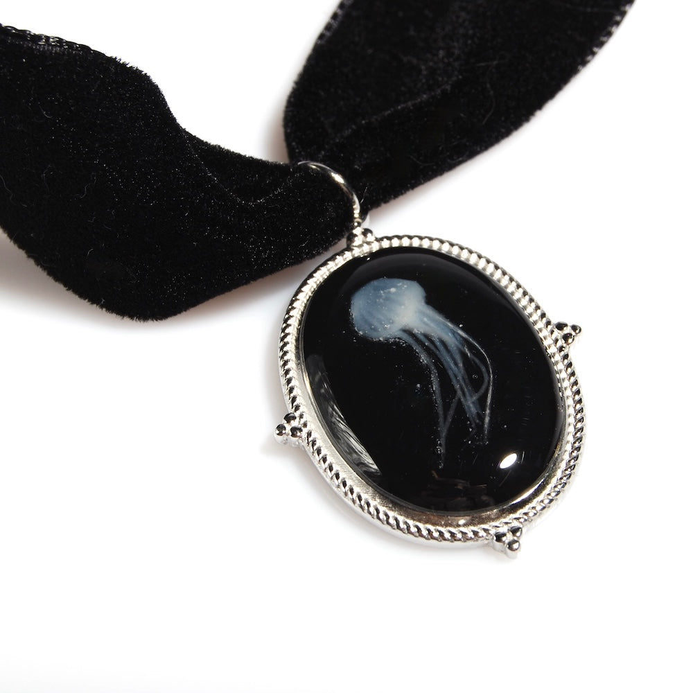 choker in velluto nero con pendente con medusa marina inglobata sotto resina, particolare del pendente