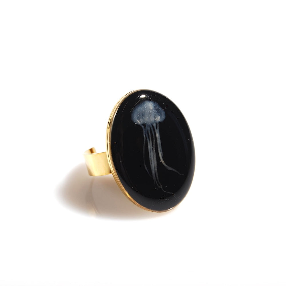 anello ovale con medusa sotto resina