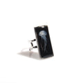 anello rettangolare con medusa inglobata sotto resina
