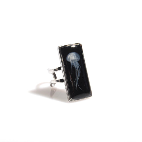 anello rettangolare con medusa inglobata sotto resina