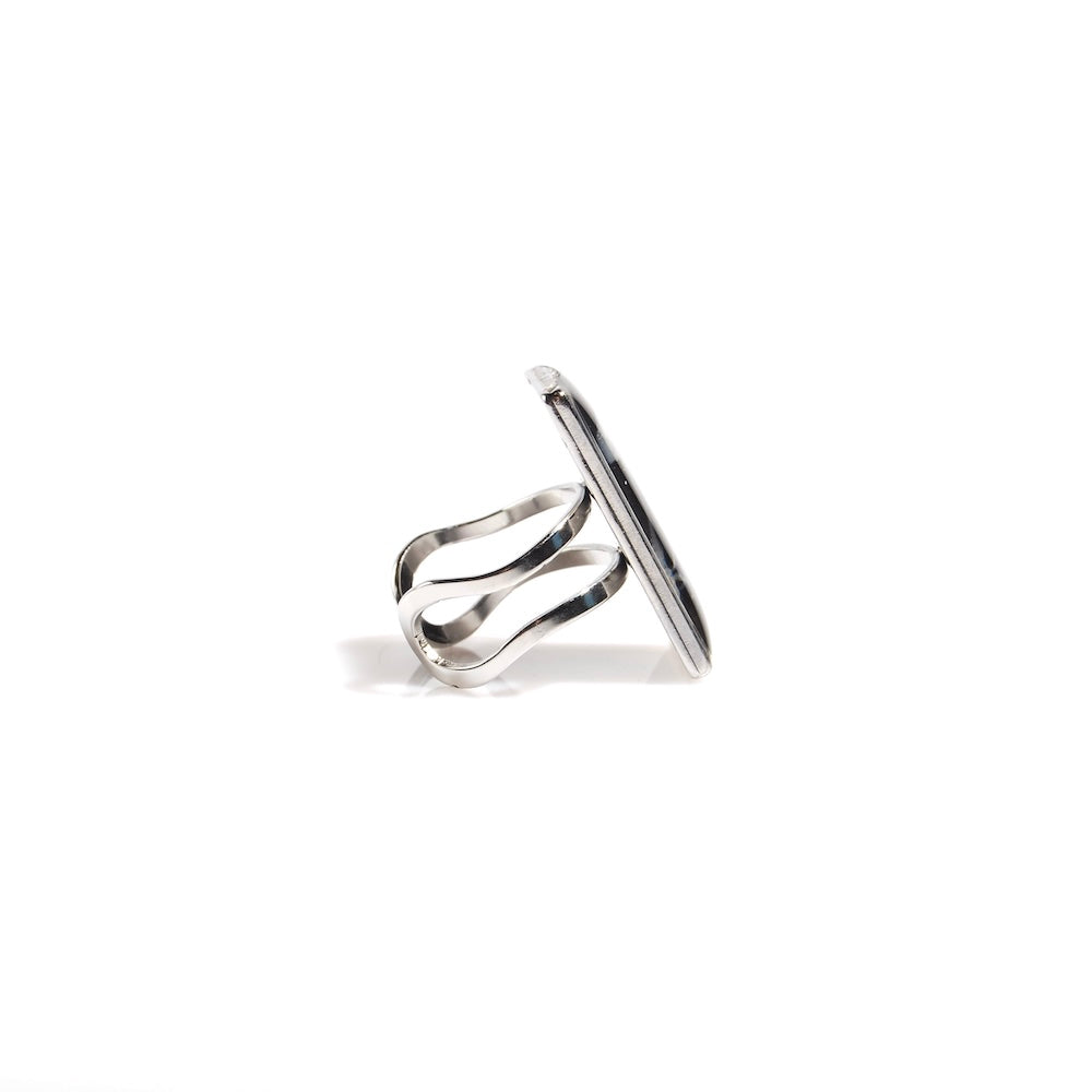 anello rettangolare con medusa inglobata sotto resina vista laterale