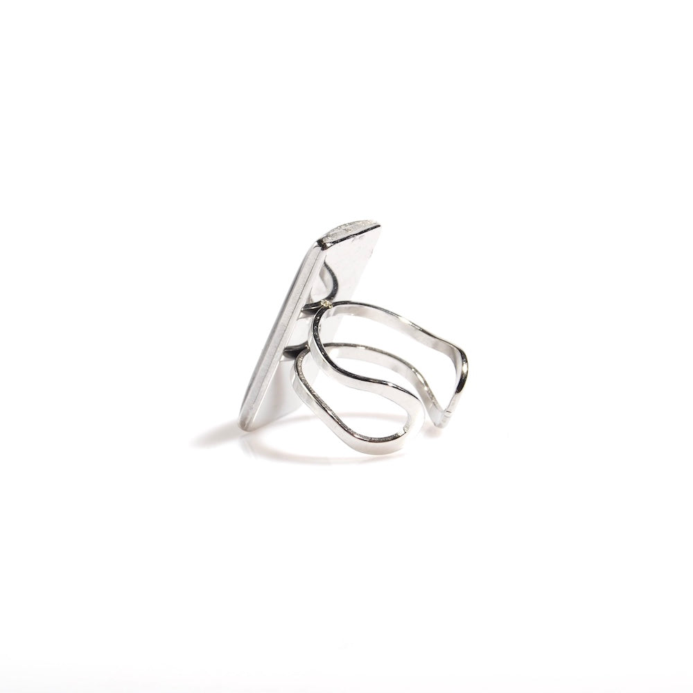 anello rettangolare con medusa sotto resina vista retro