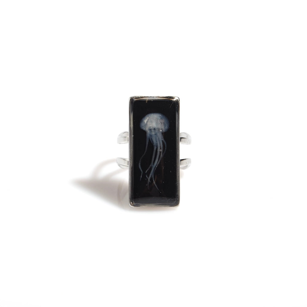 anello rettangolare con medusa inglobata sotto resina vista frontale