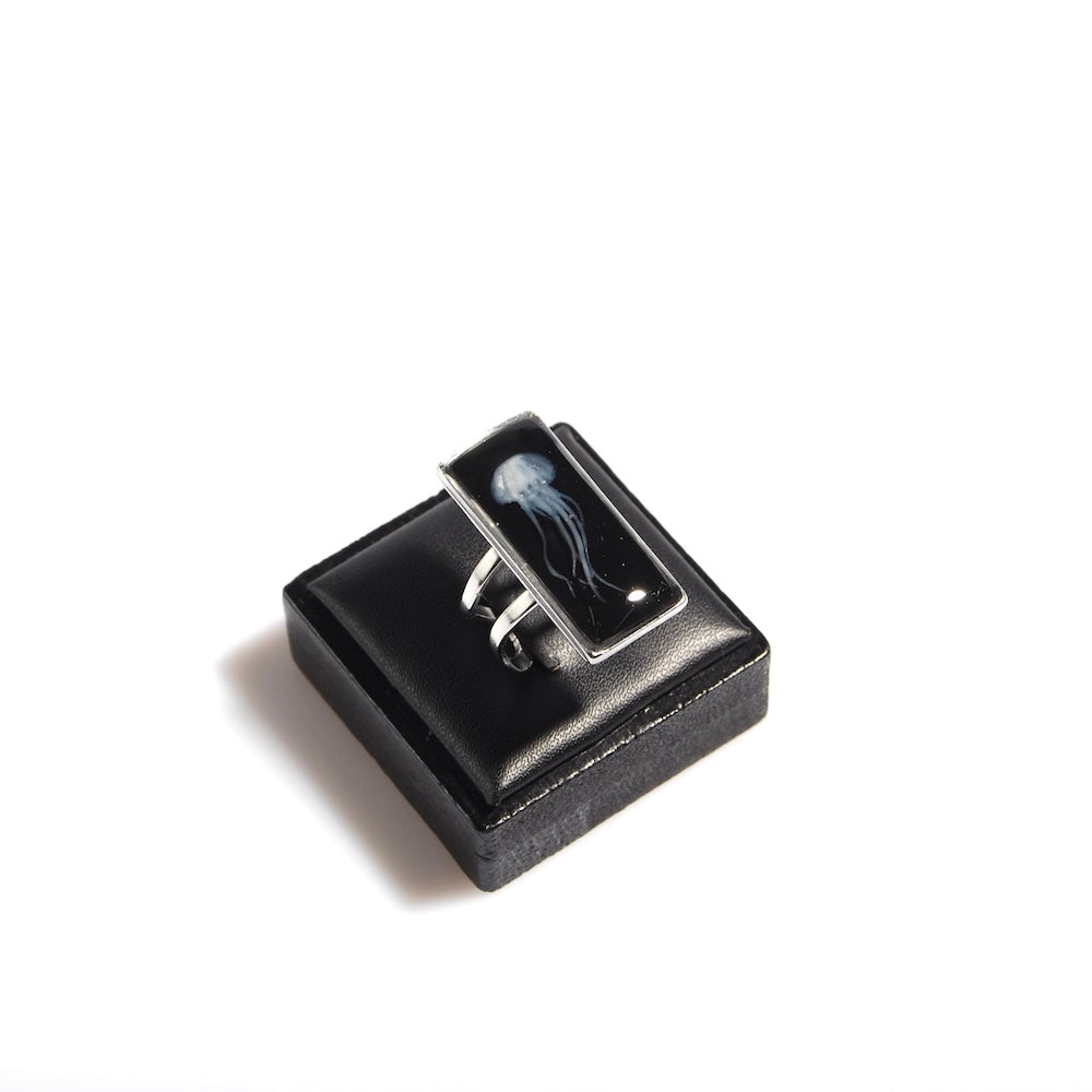 anello rettangolare con medusa inglobata sotto resina vista 3/4 dall'alto