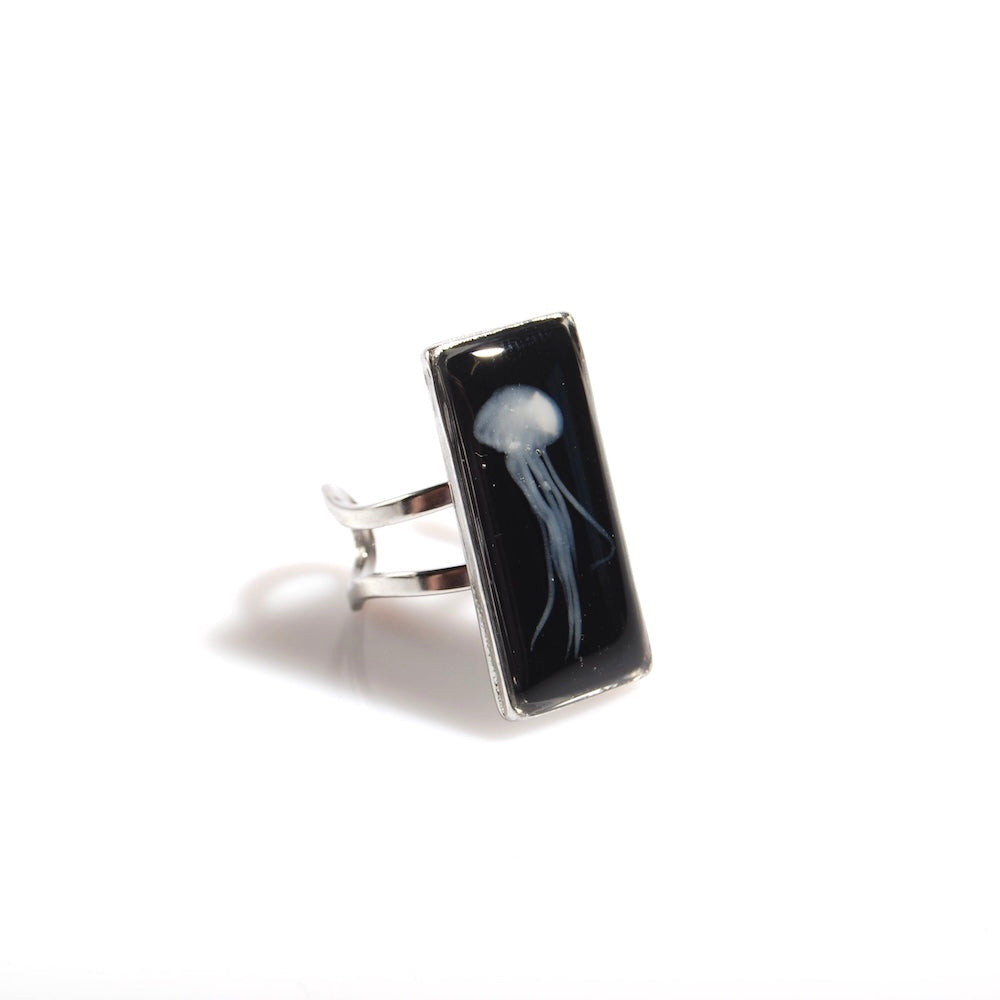 anello rettangolare con medusa sotto resina