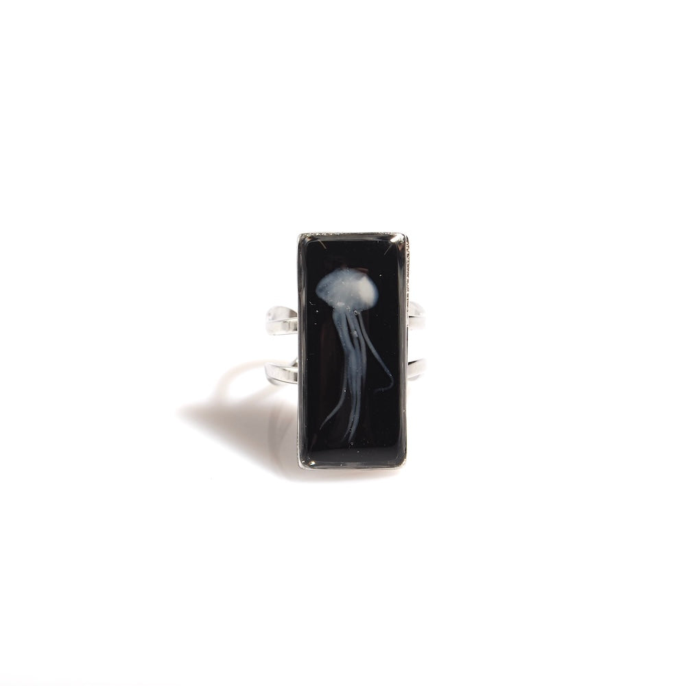 anello rettangolare con medusa sotto resina vista frontale
