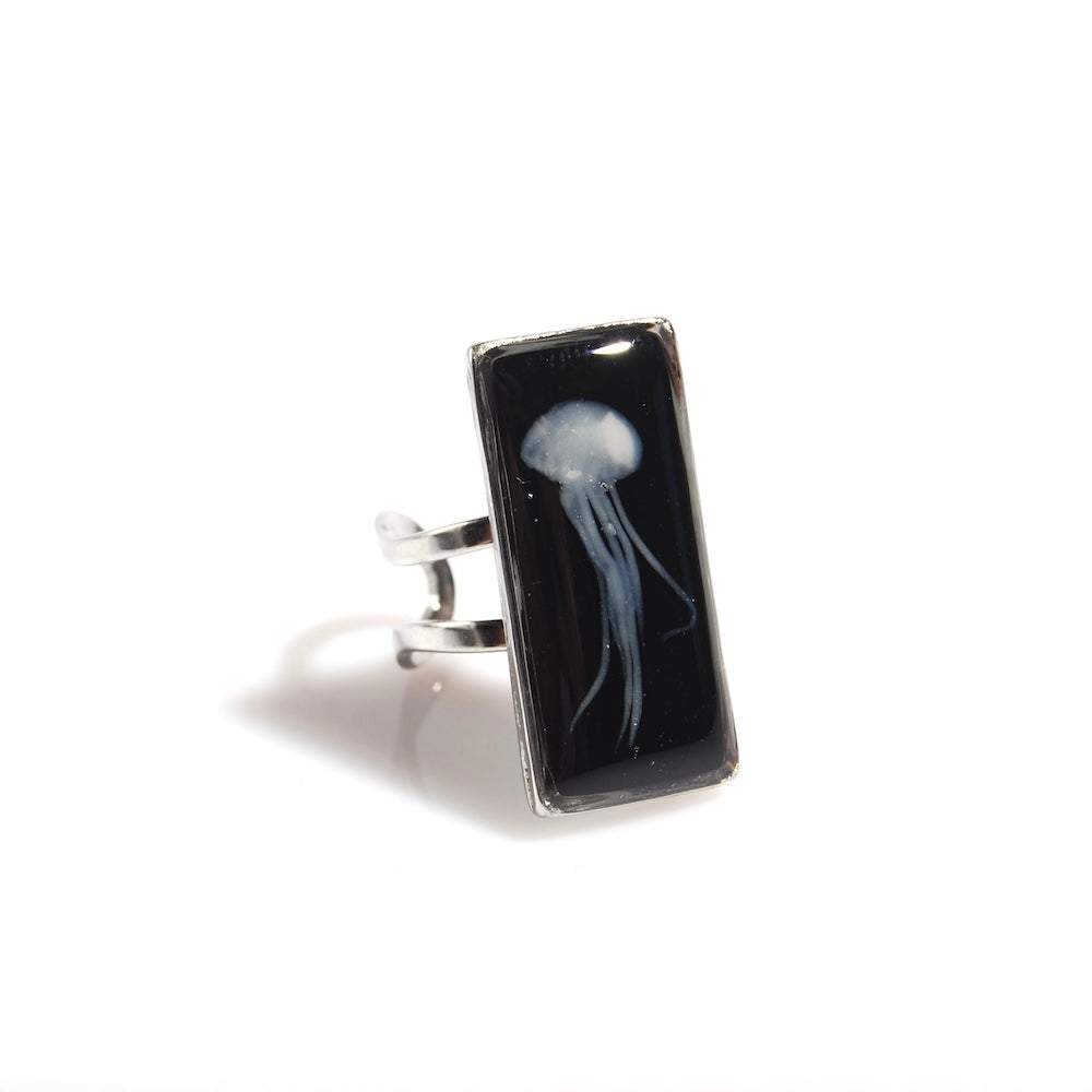 anello rettangolare con medusa sotto resina vista 3/4