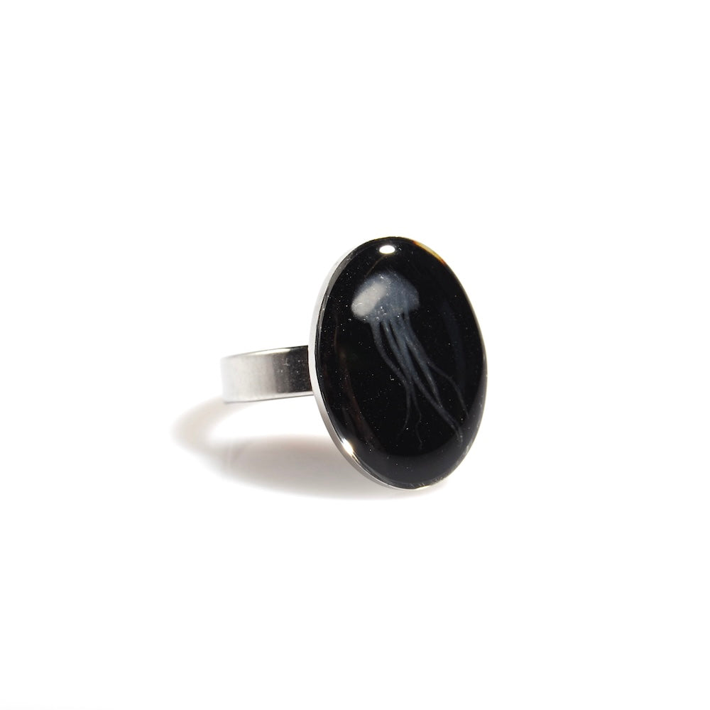 anello ovale con piccola medusa inglobata sotto resina