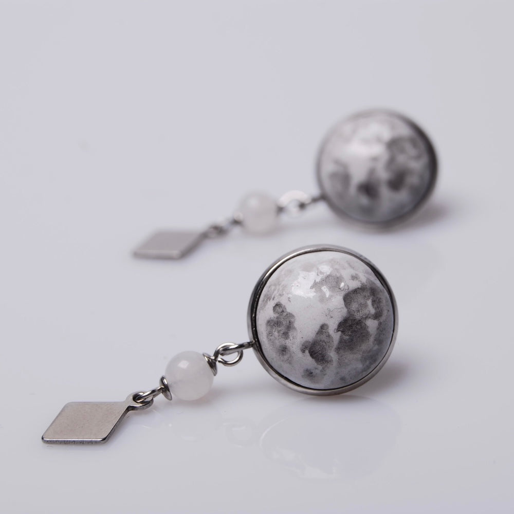 orecchini a bottone con cabochon luna piena e ciondolo pietra di luna e rombo in acciaio, vista frontale