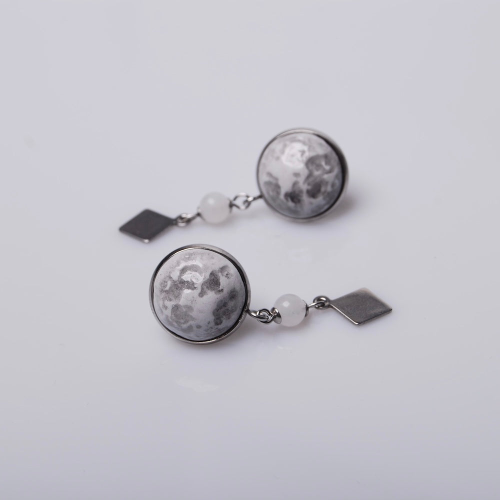 orecchini a bottone con cabochon luna piena e ciondolo pietra di luna e rombo in acciaio
