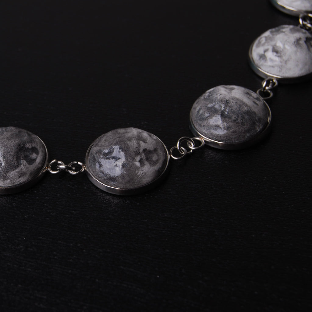 collana con fasi lunari, vista dettagliata dei crateri delle lune