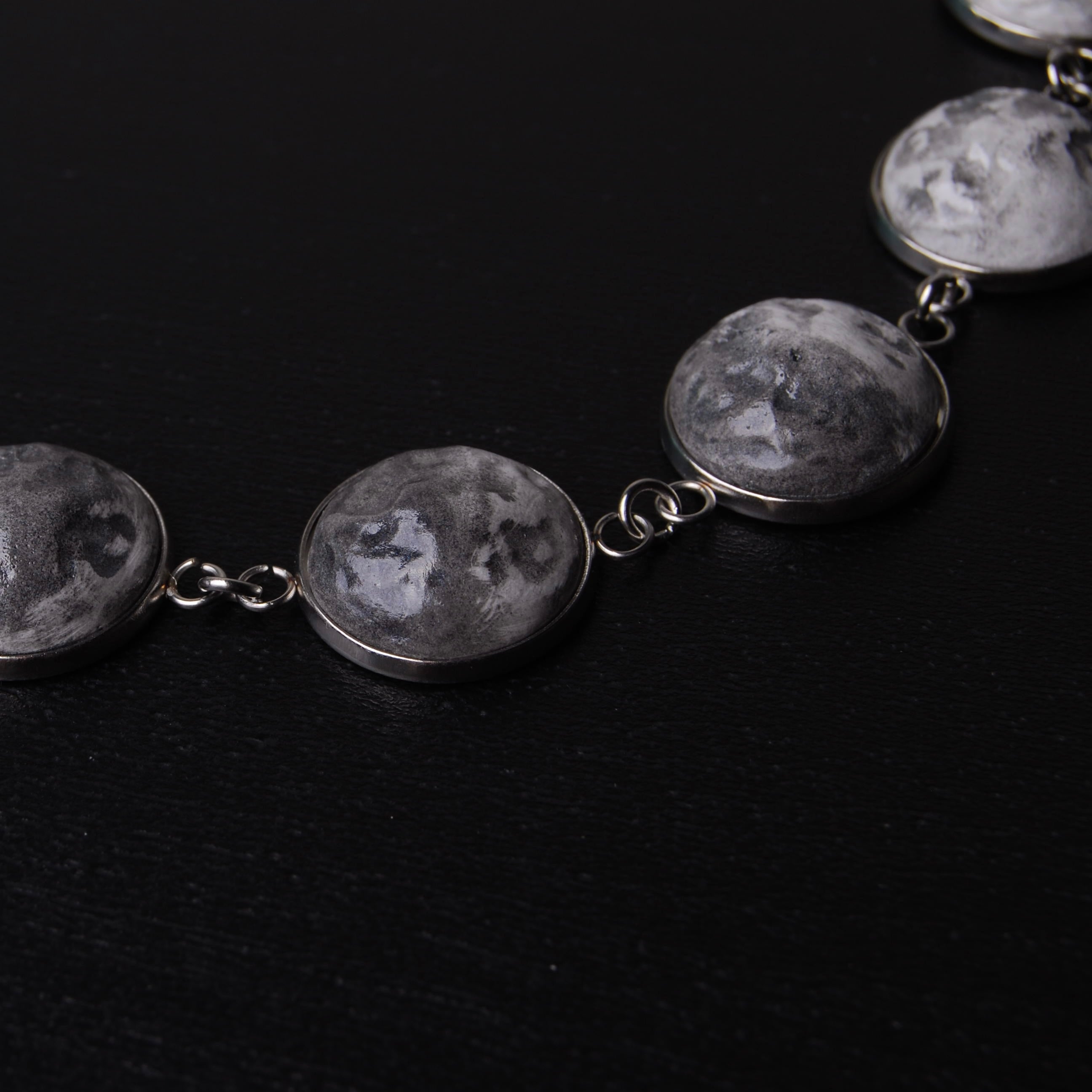 collana con fasi lunari, vista dettagliata dei crateri delle lune