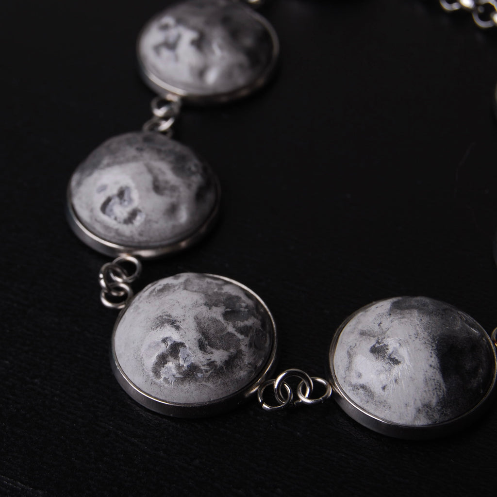 collana con fasi lunari, dettaglio delle lune