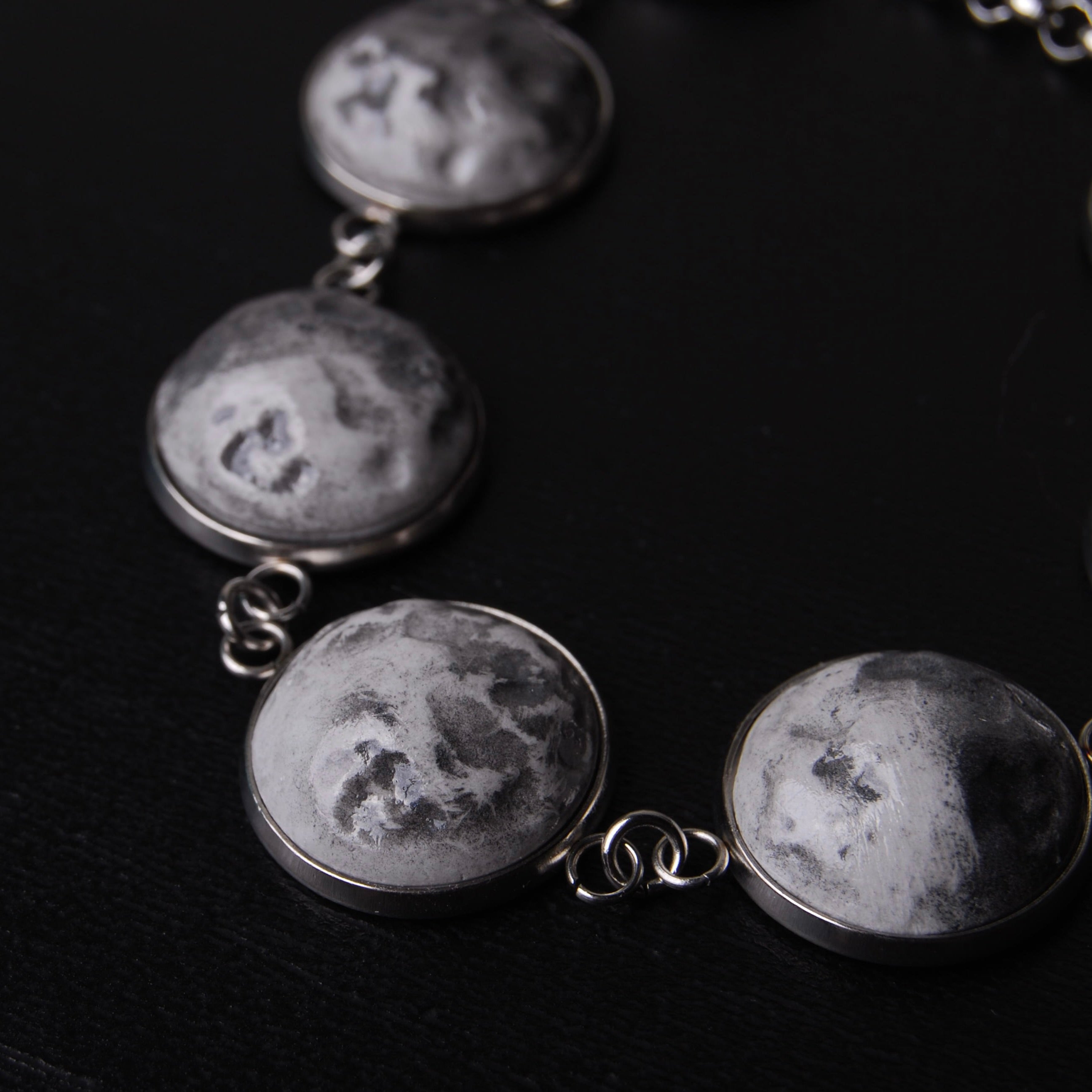 collana con fasi lunari, dettaglio delle lune