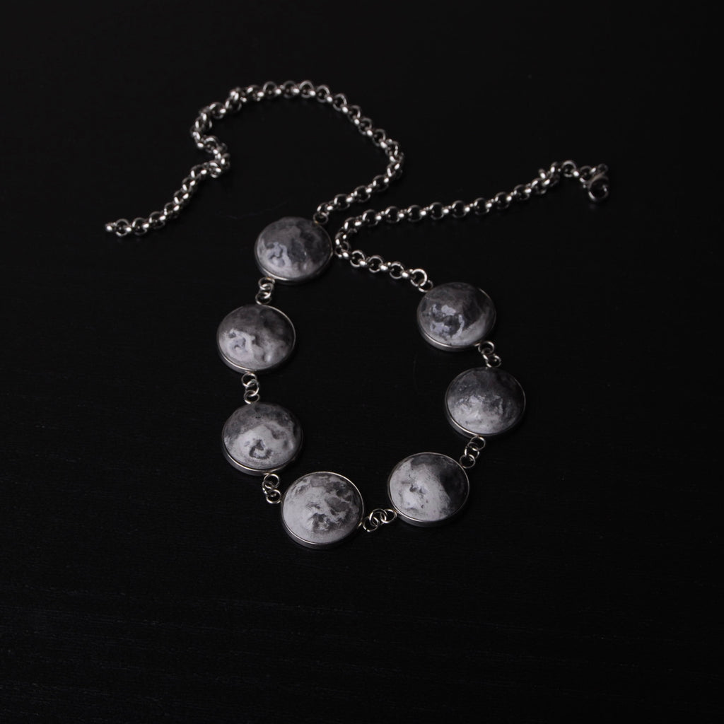 collana con fasi lunari, vista frontale