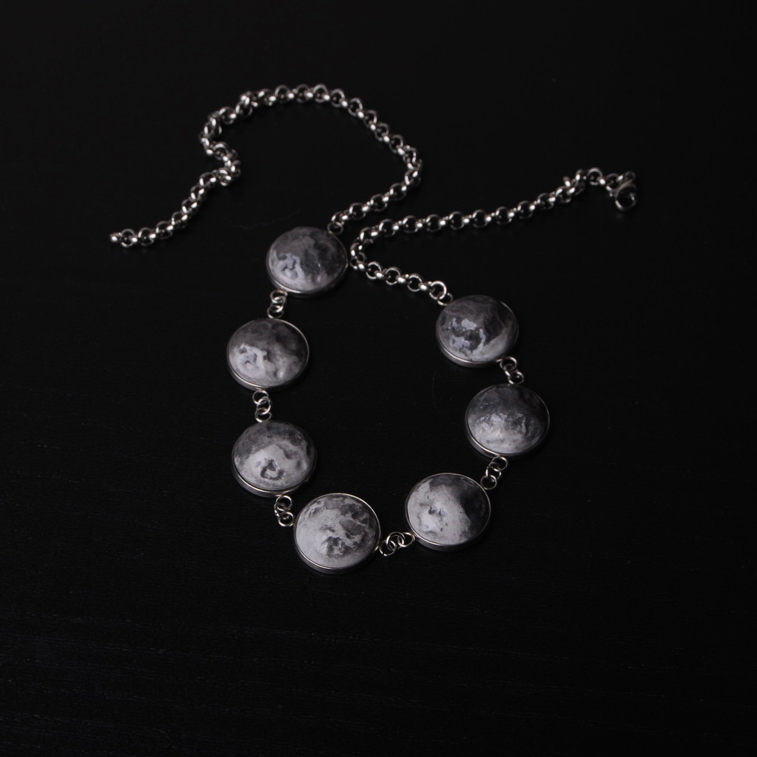 collana con fasi lunari, vista frontale