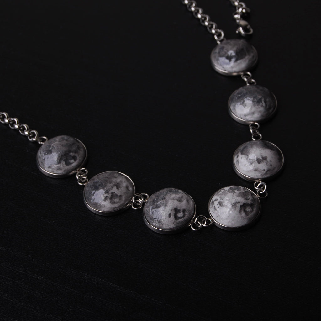 collana con fasi lunari, vista 3/4