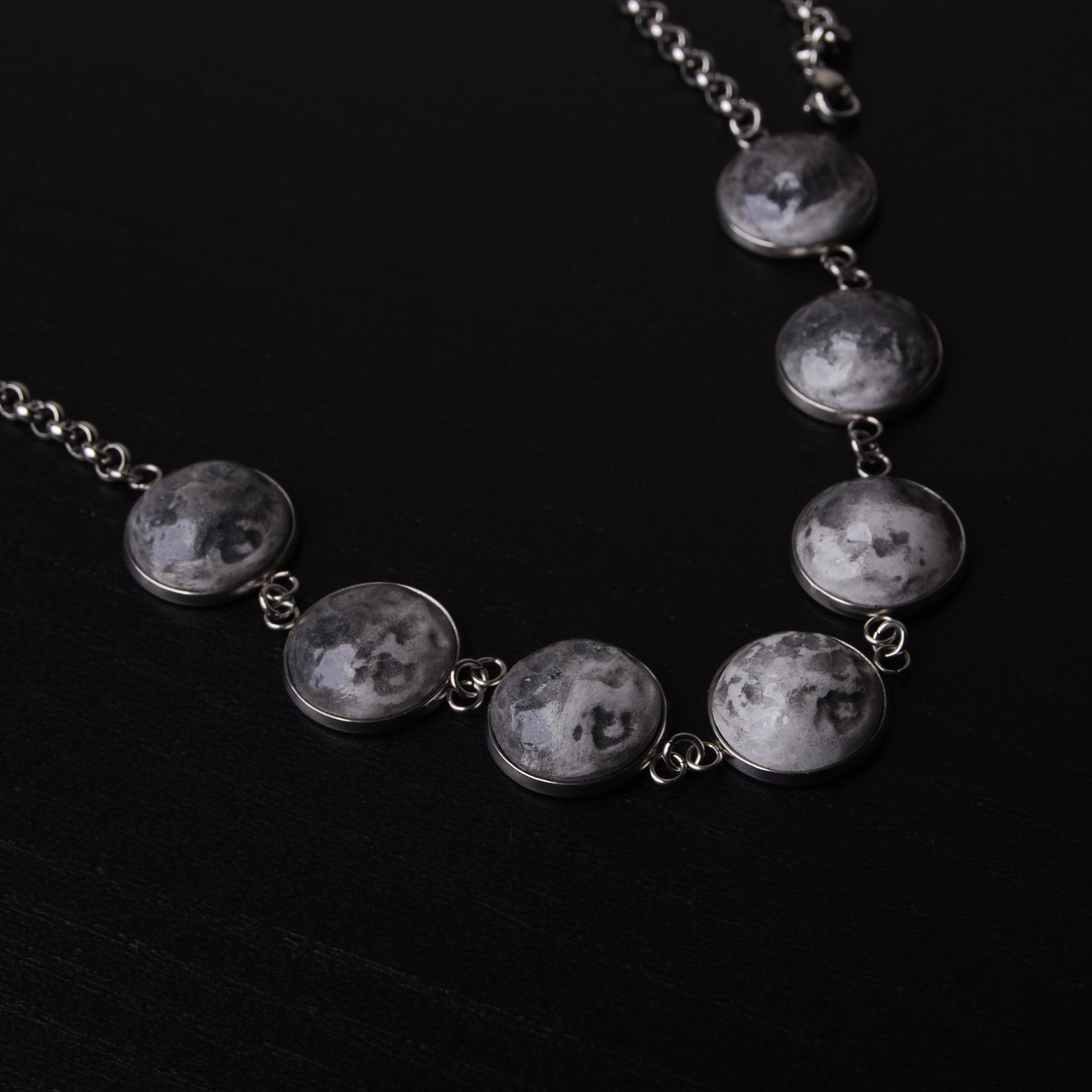 collana con fasi lunari, vista 3/4