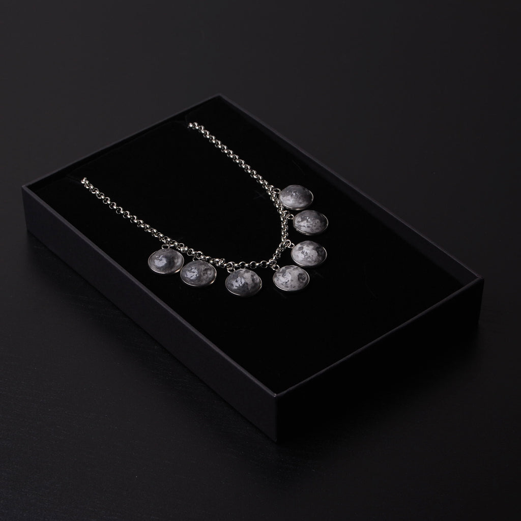 collana fasi lunari pendenti dentro una scatola nera