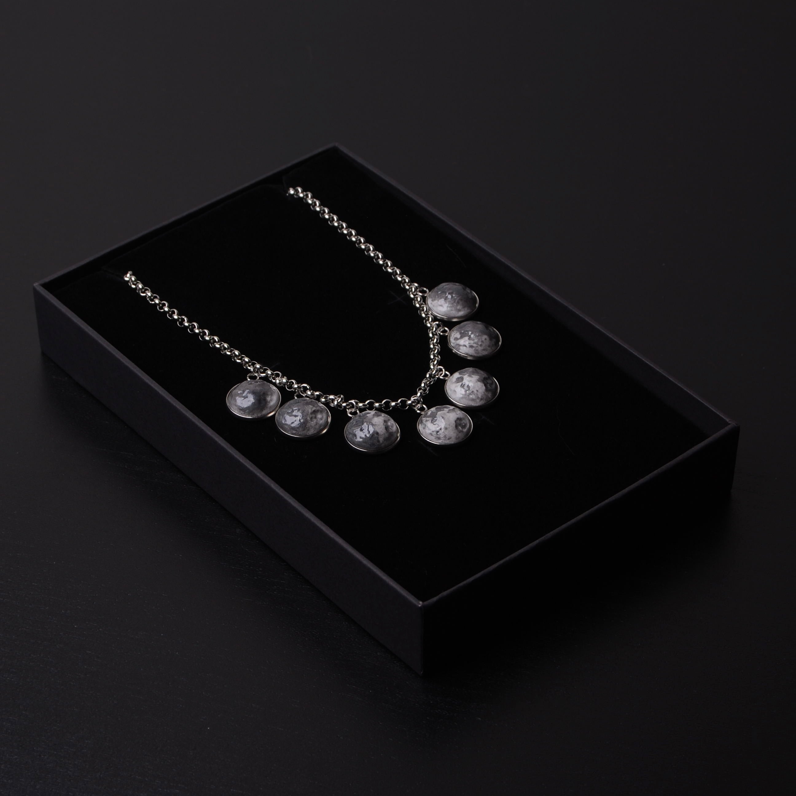 collana fasi lunari pendenti dentro una scatola nera