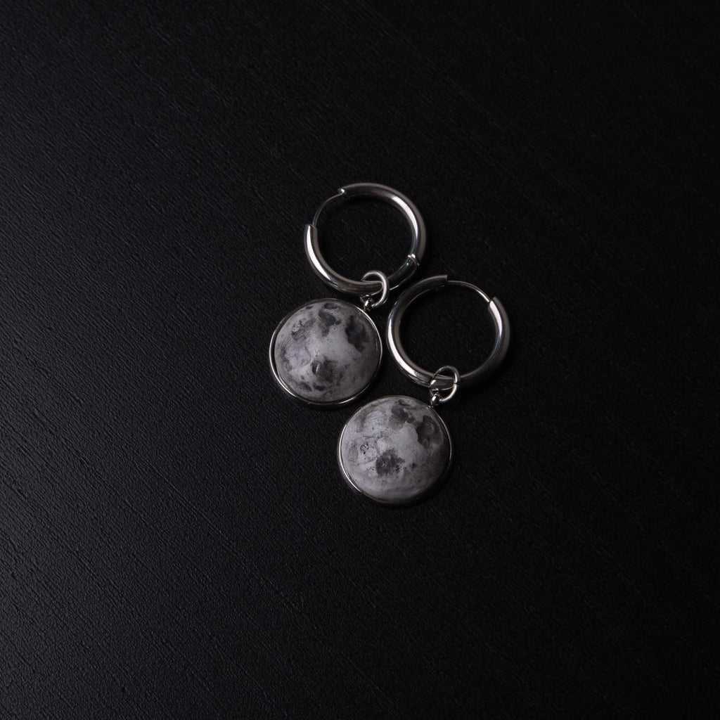 orecchini a cerchio con pendenti cabochon luna piena, vista dall'alto