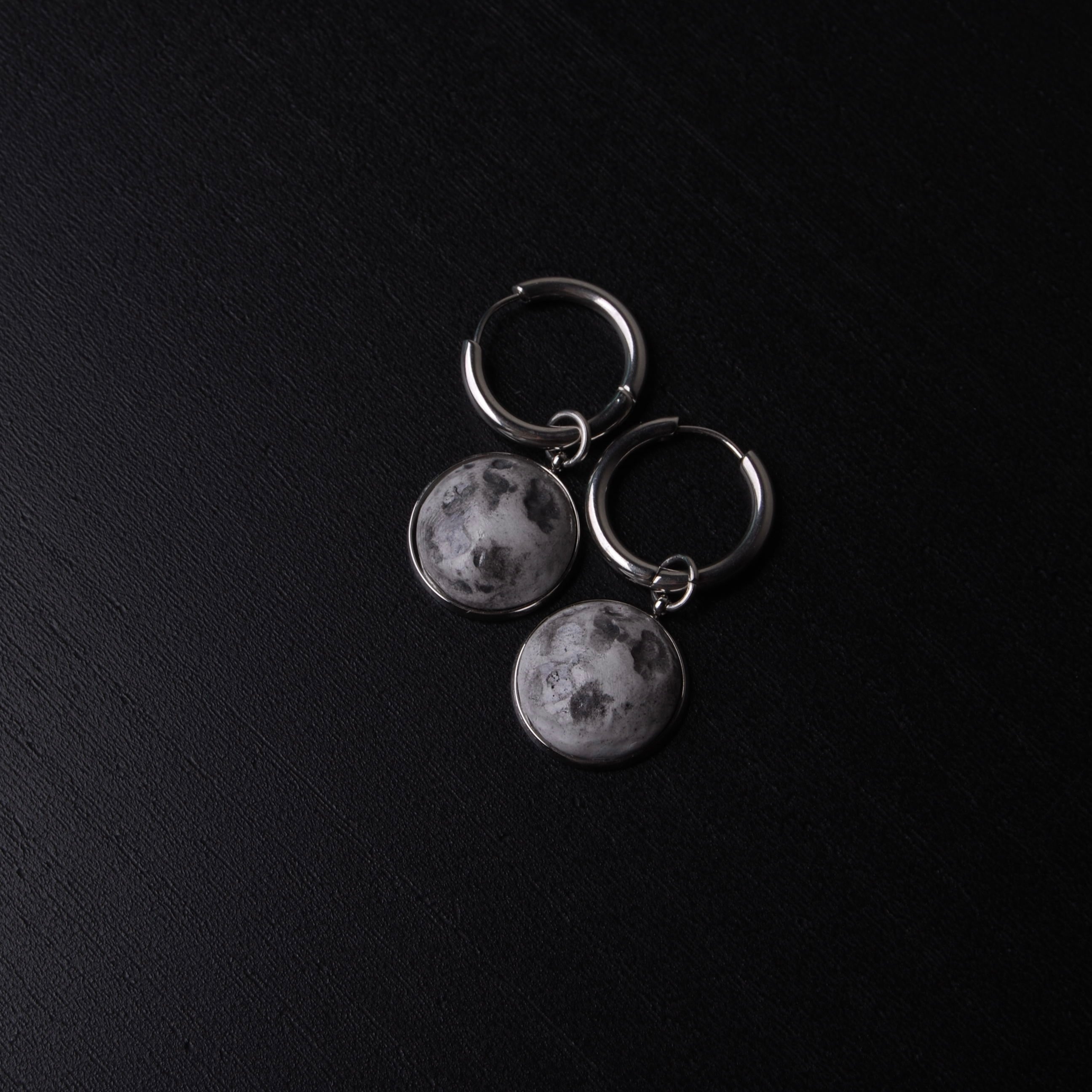 orecchini a cerchio con pendenti cabochon luna piena, vista dall'alto
