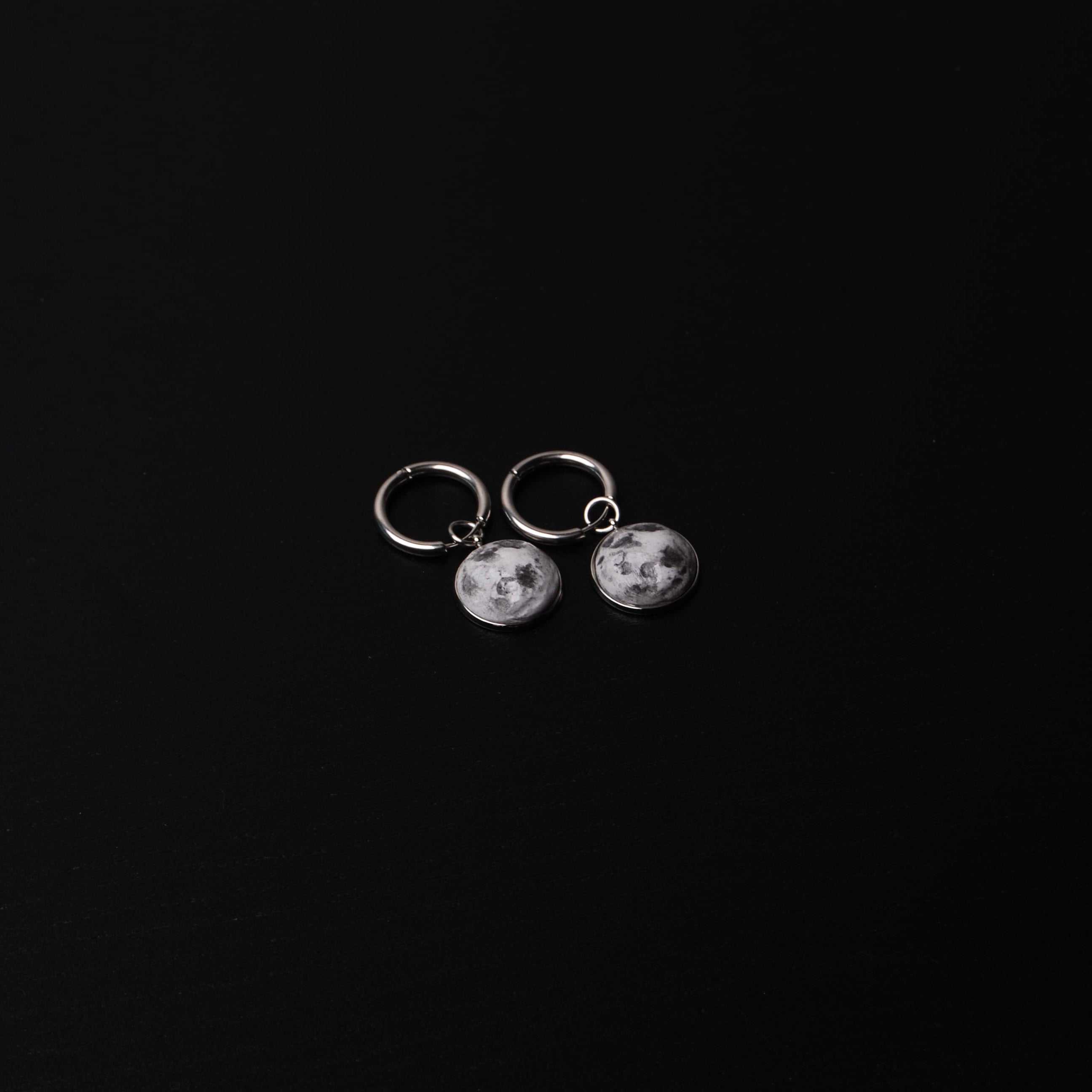 orecchini a cerchio con pendenti cabochon luna piena