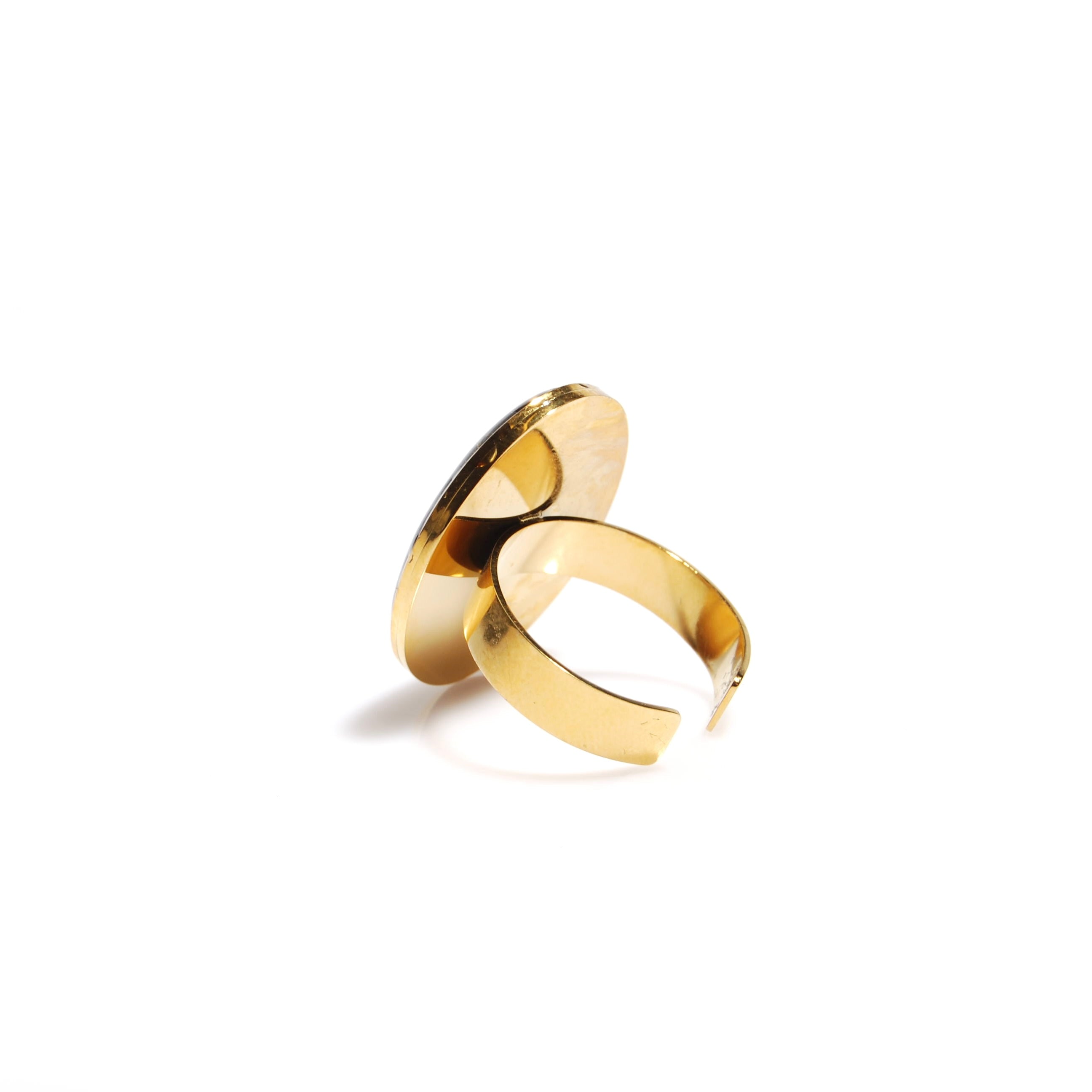 anello ovale con medusa sotto resina vista retro
