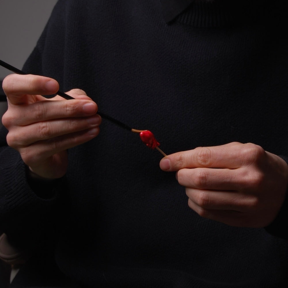 mani che lucidano un piccolo cuore anatomico