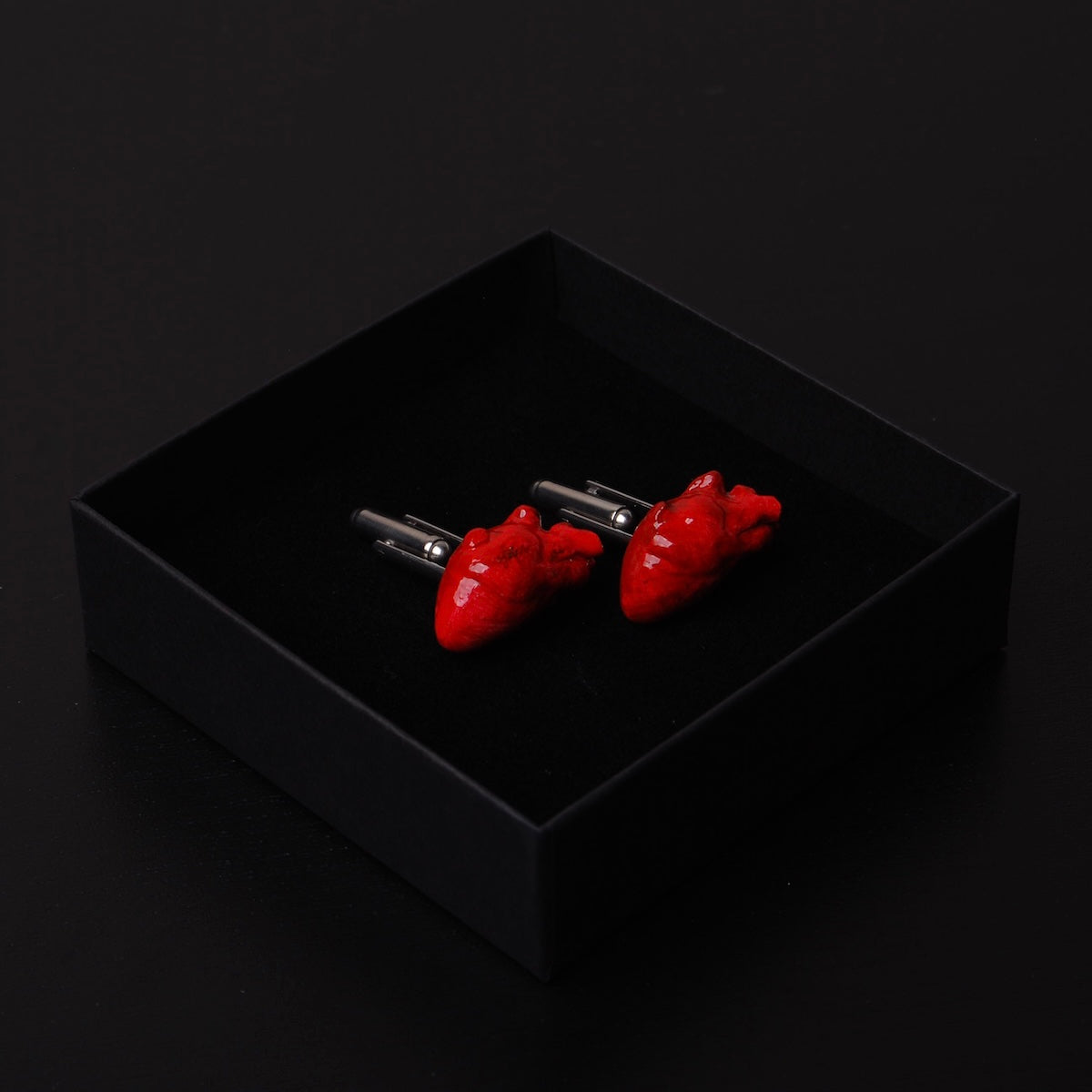 gemelli da polso con cuore anatomico rosso dentro ad una scatolina nera