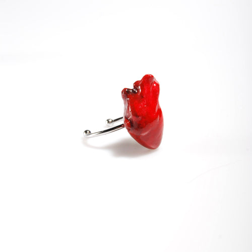 anello con cuore anatomico rosso, vista 3/4
