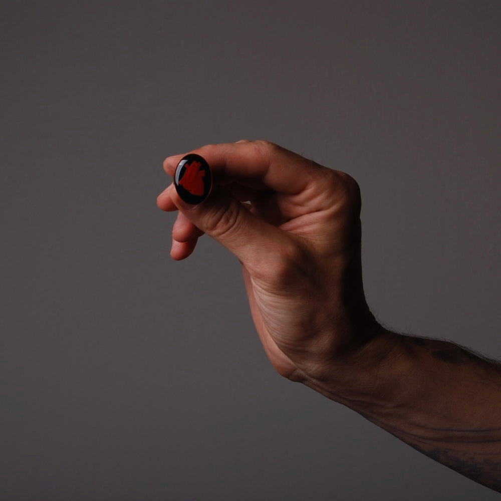 mano che tiene un anello con cammeo cuore anatomico