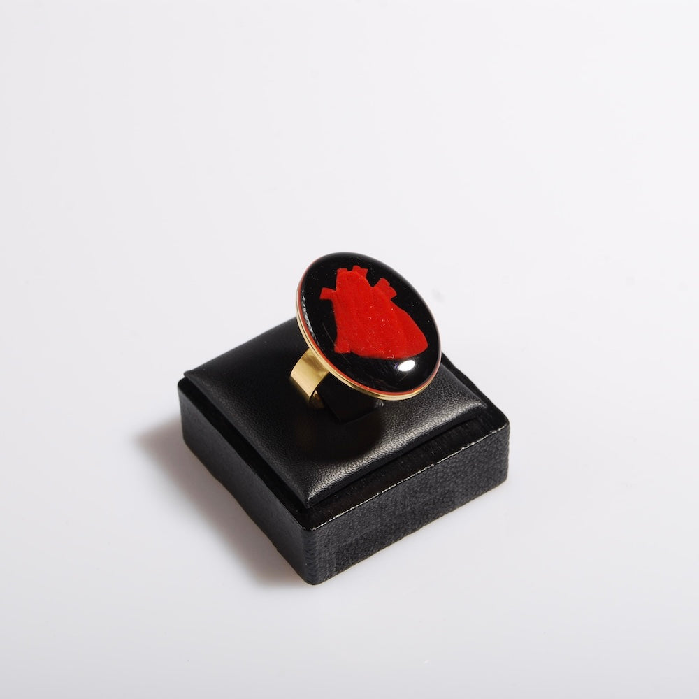 anello con cammeo cuore anatomico poggiato su porta anelli