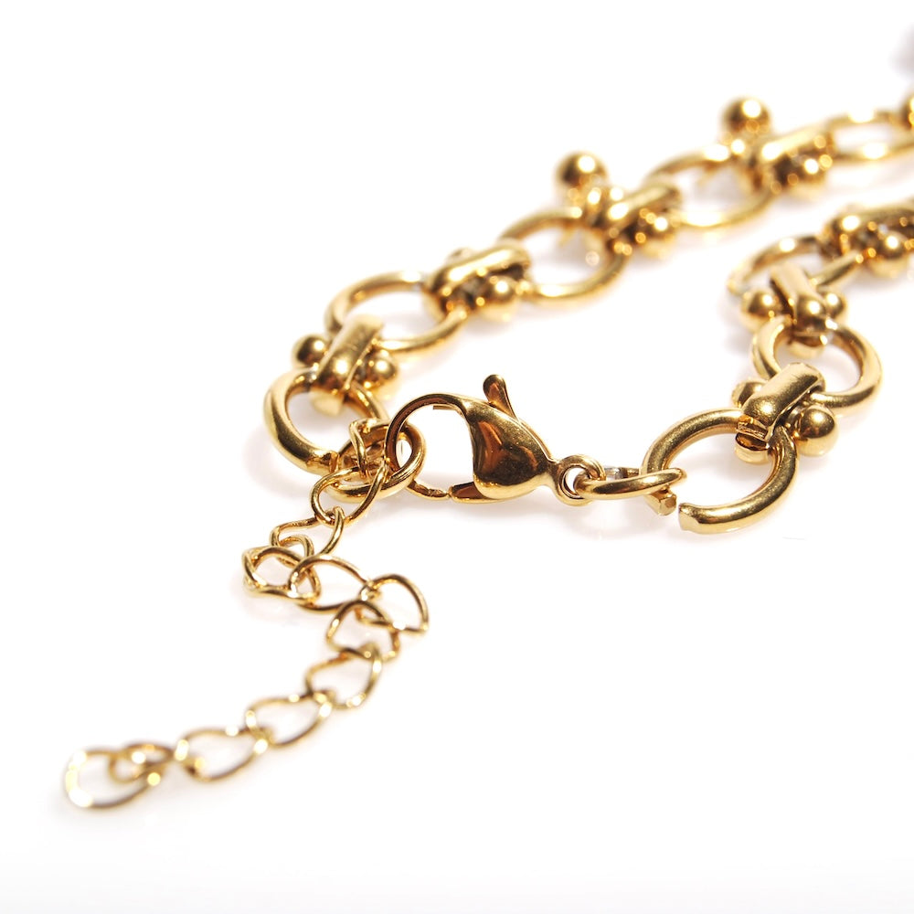 dettaglio della chiusura a moschettone di un bracciale a catena spessa