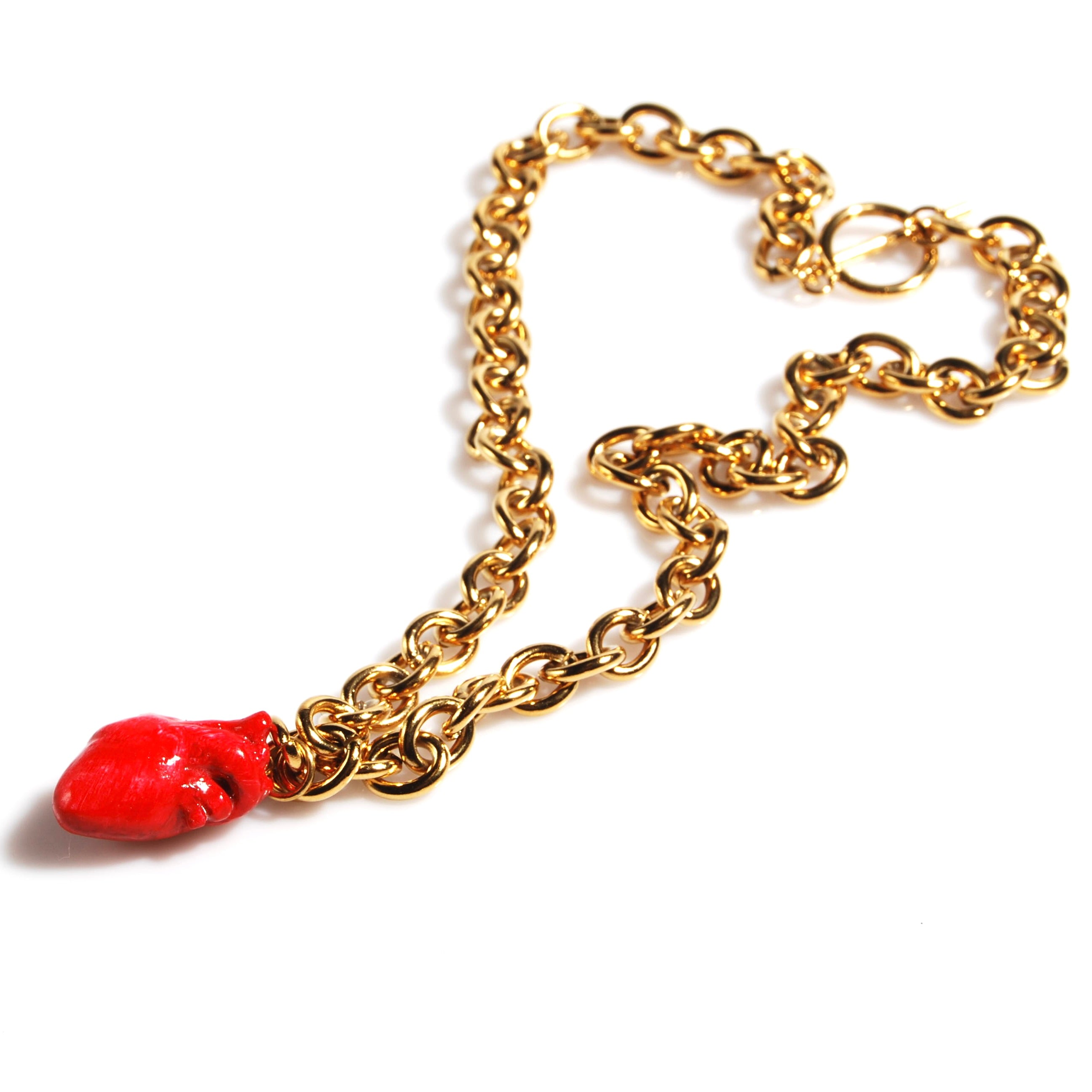 collana a catena spessa con pendente cuore anatomico rosso, vista 3/4