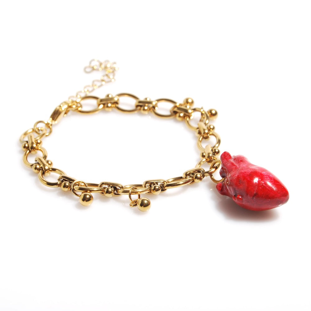 bracciale con catena spessa e pendente cuore anatomico rosso