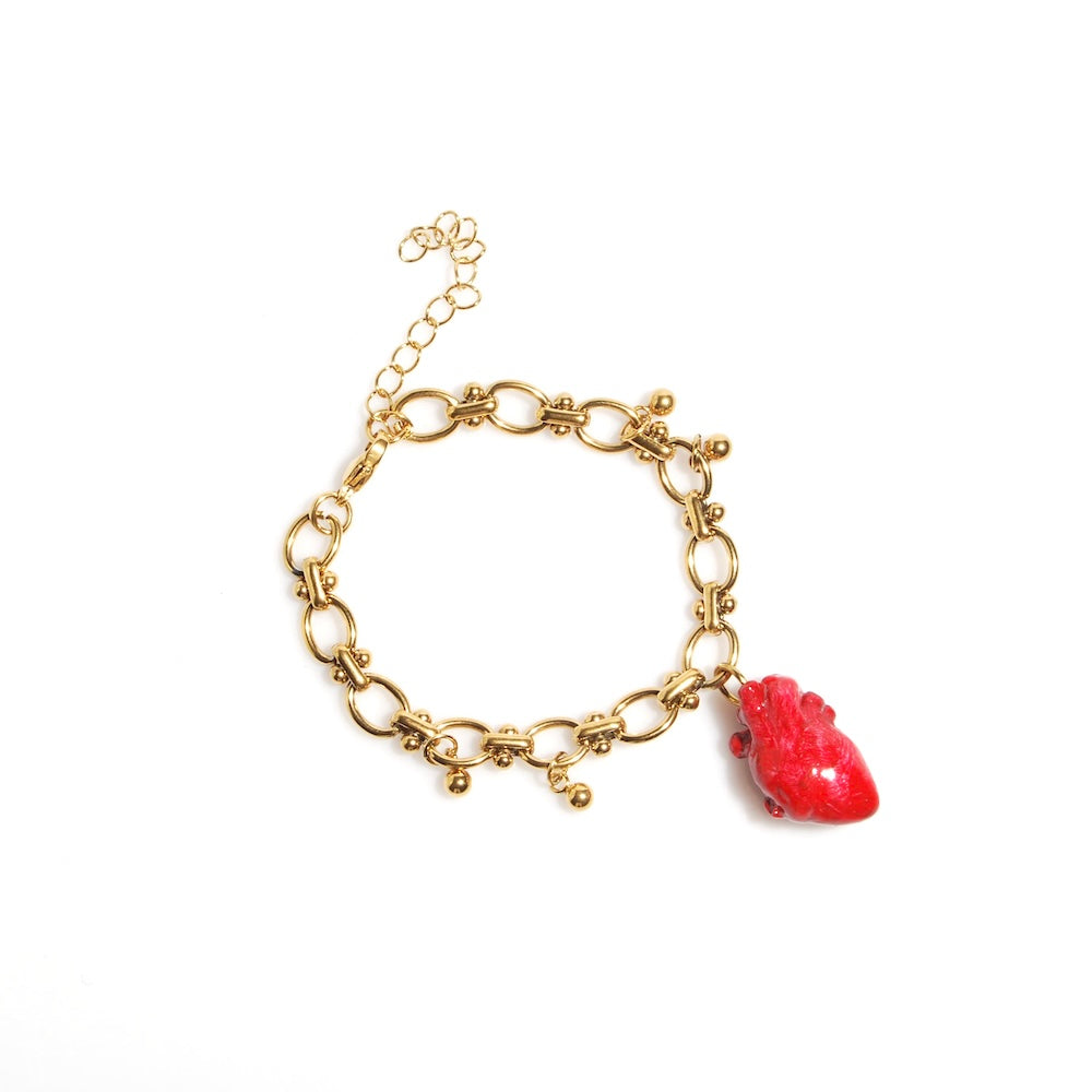 bracciale con catena spessa e pendente cuore anatomico rosso visto dall'alto