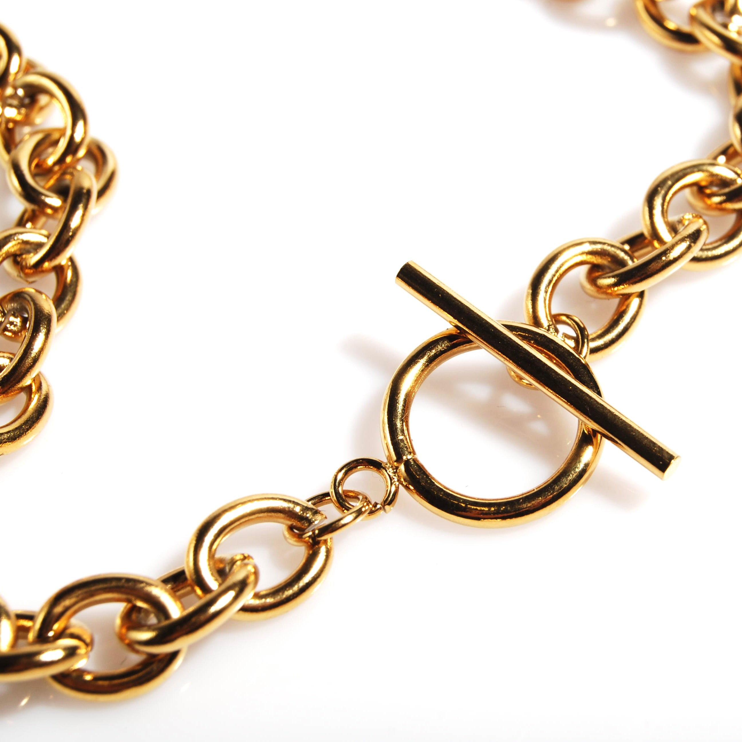 particolare della chiusura della collana con anello e barra