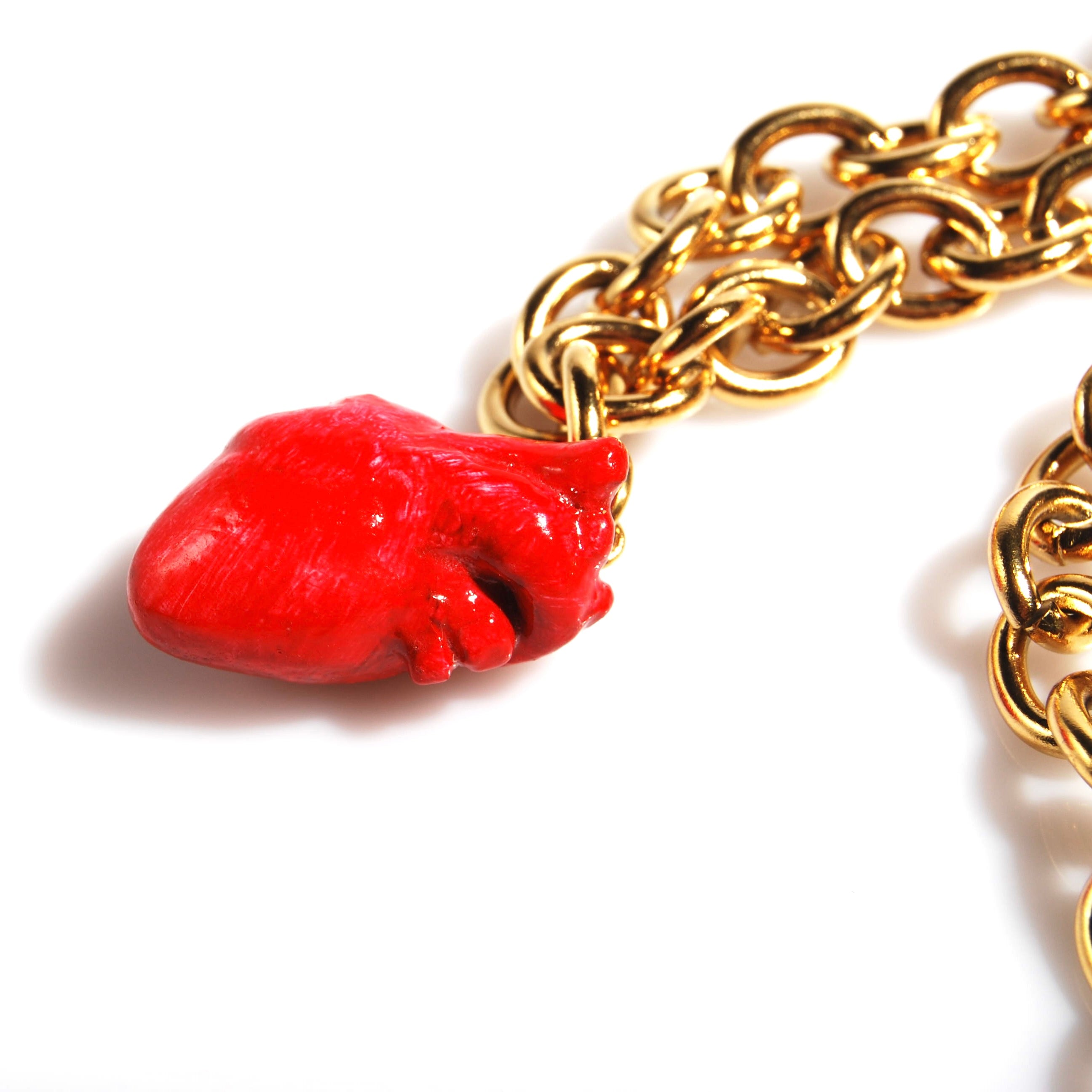 collana a catena spessa con pendente cuore anatomico rosso, particolare del pendente