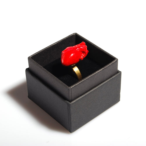 anello a base piatta con cuore anatomico rosso, su scatolina nera