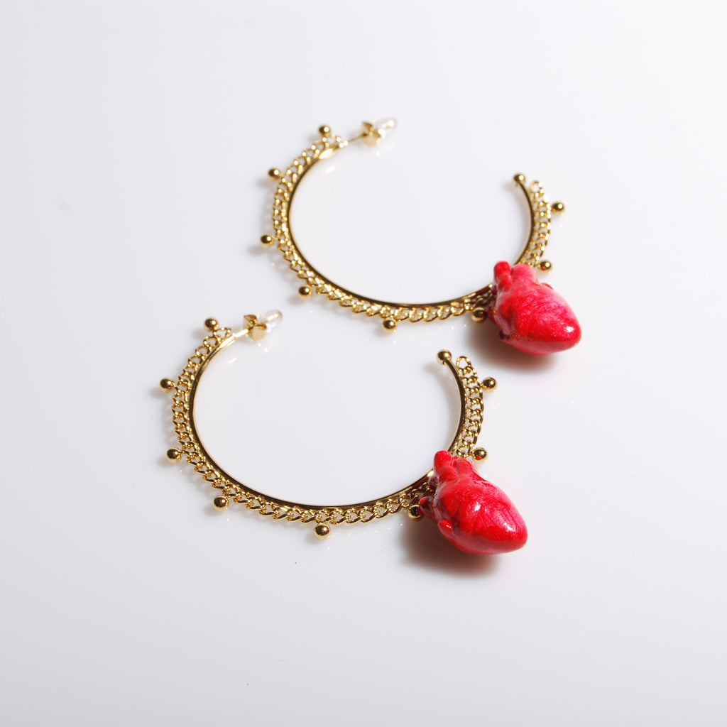 orecchini a cerchio oversize con pendente cuore anatomico rosso, vista 3/4 dall'alto