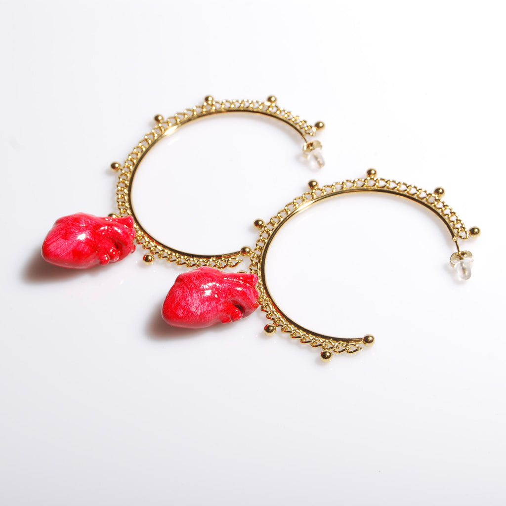 orecchini a cerchio oversize con pendente cuore anatomico rosso