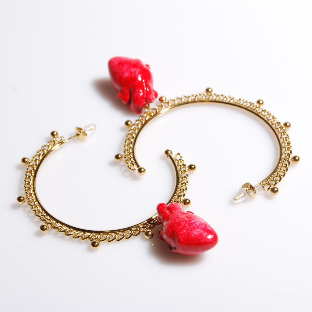 orecchini a cerchio oversize con pendente cuore anatomico rosso