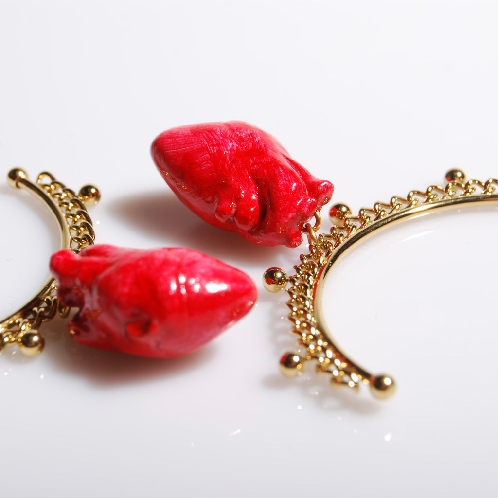orecchini a cerchio oversize con pendente cuore anatomico rosso, dettaglio del cuore