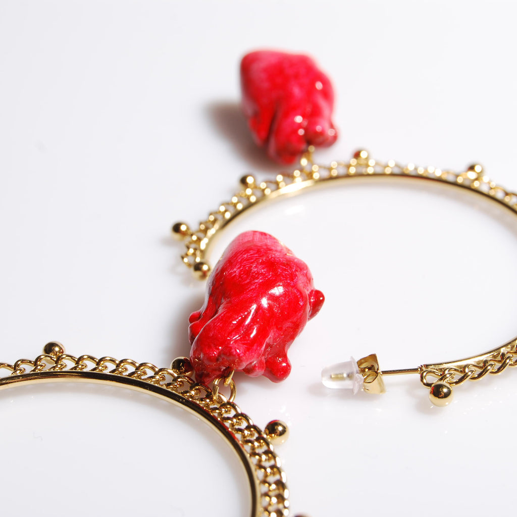 orecchini a cerchio oversize con pendente cuore anatomico rosso, particolare superiore del cuore