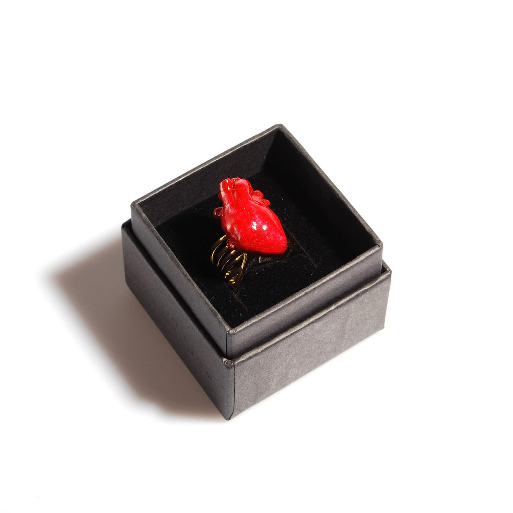 anello a base multipla con cuore anatomico rosso, dentro scatolina nera
