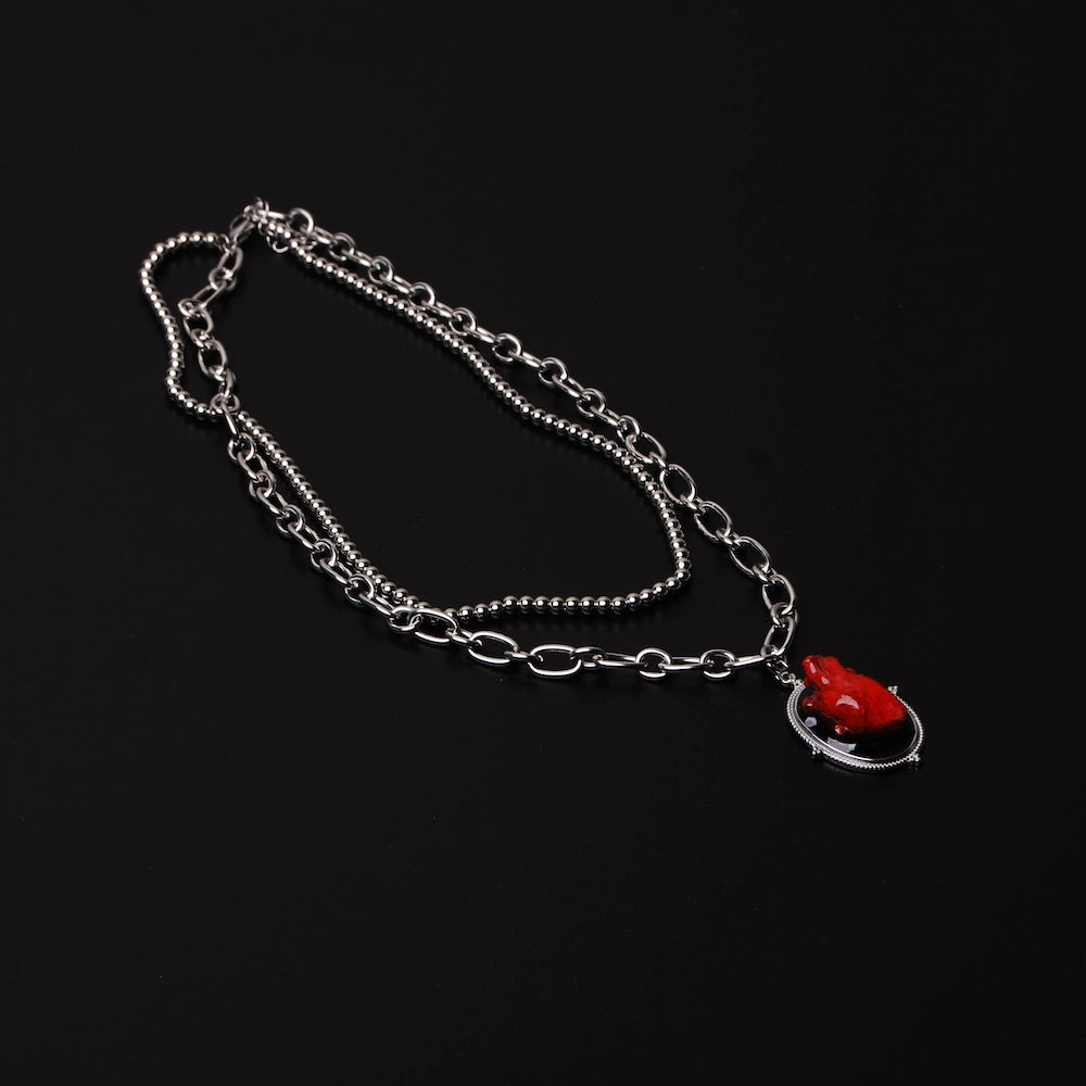 collana a catena doppia con pendente ovale con cuore anatomico rosso