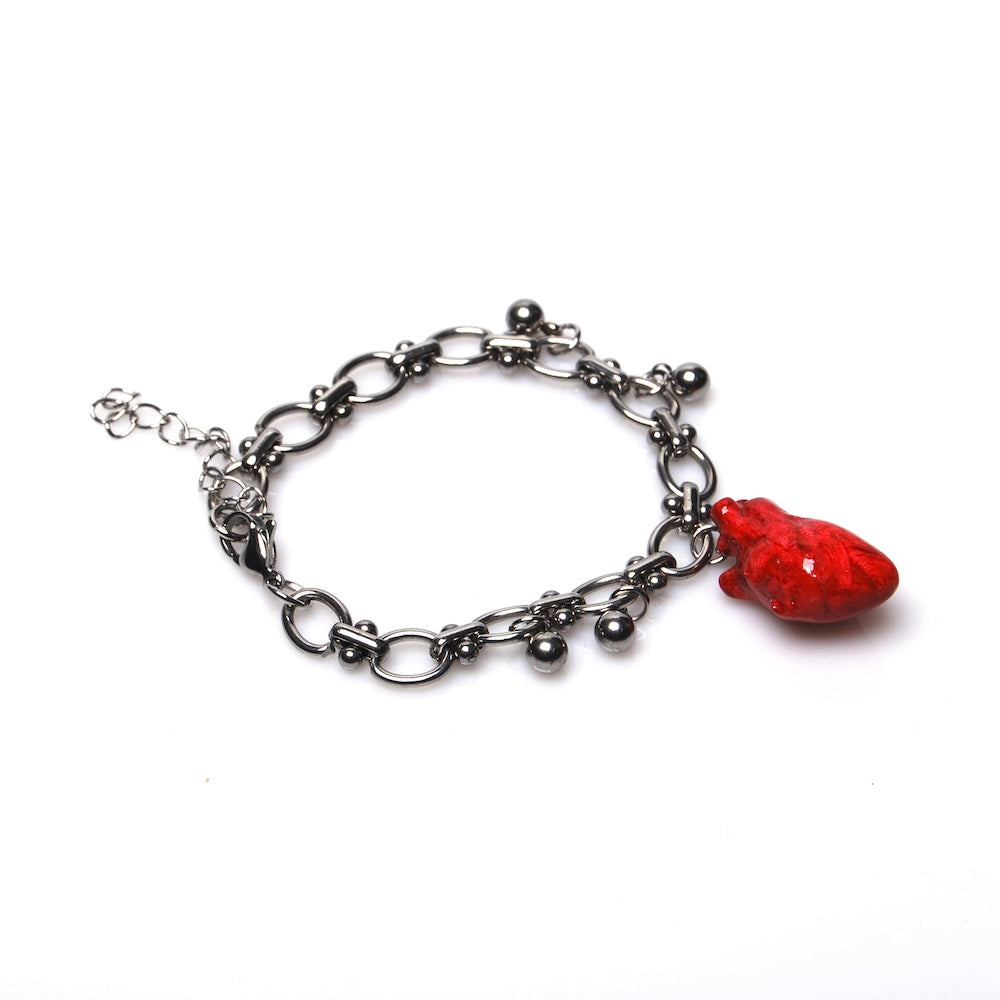 bracciale catena spessa con pendente cuore anatomico, vista dall'alto