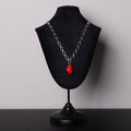 espositore con collana a catena spessa con pendente cuore anatomico rosso